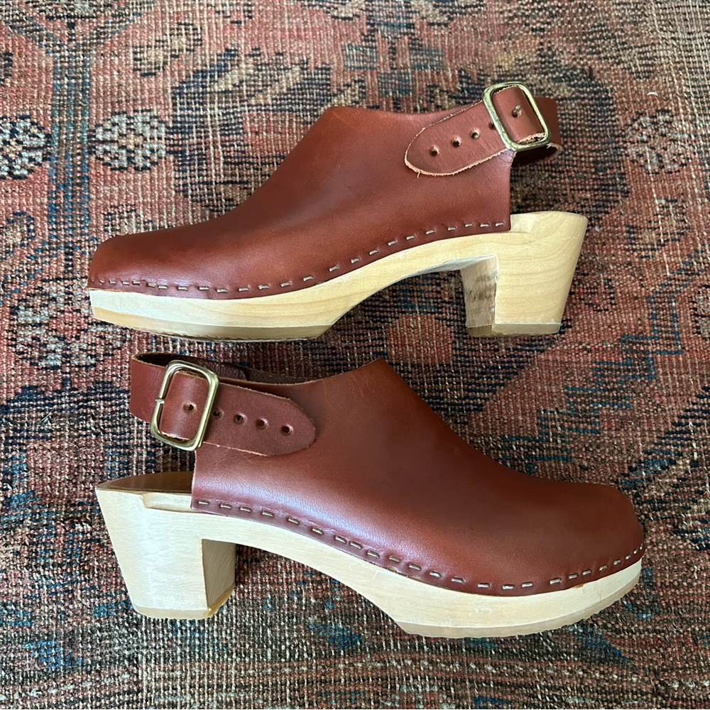 Bryr Tan Leather Clogs with Buckle